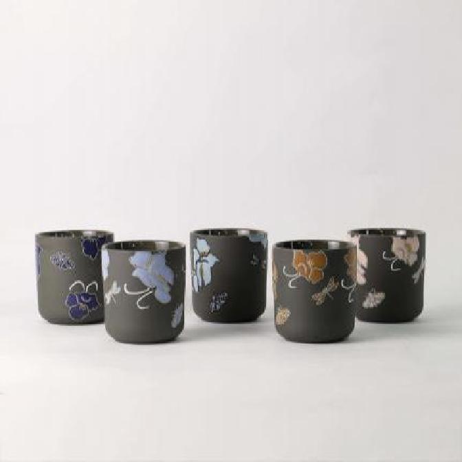 Pourquoi ce bougeoir floral unique peint à la main est-il devenu un nouveau favori d'Instagram ? Pourquoi ce bougeoir floral unique peint à la main est-il devenu un nouveau favori d'Instagram ?