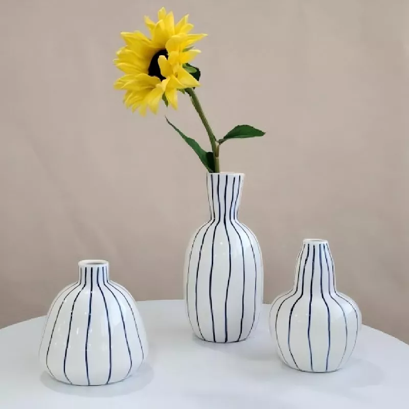 Vase en céramique de ligne géométrique