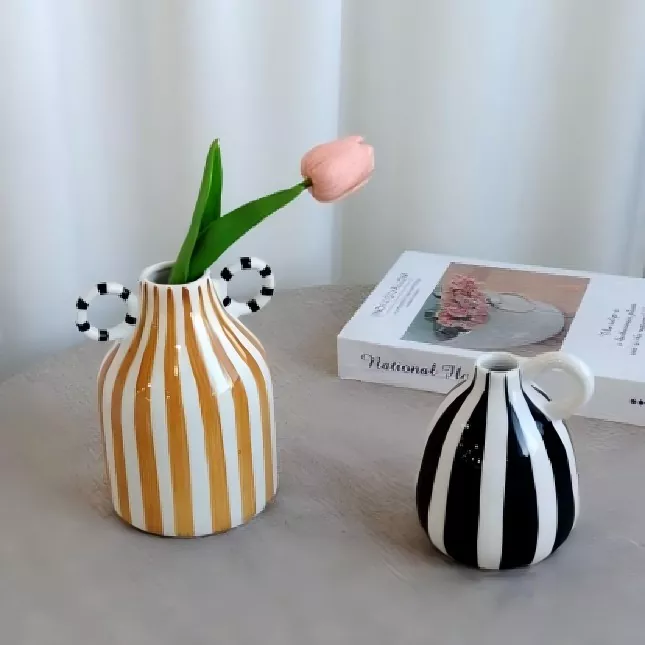 Vase en céramique de ligne géométrique