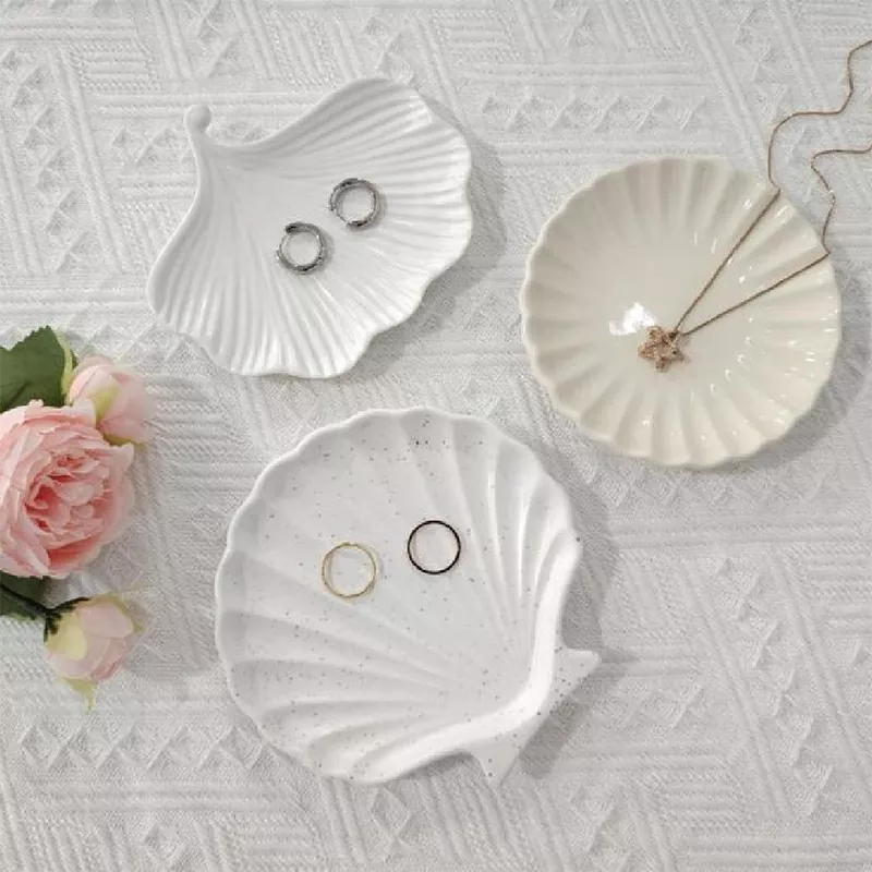 Plateau de bijoux en céramique de coquille et d'étoiles de mer